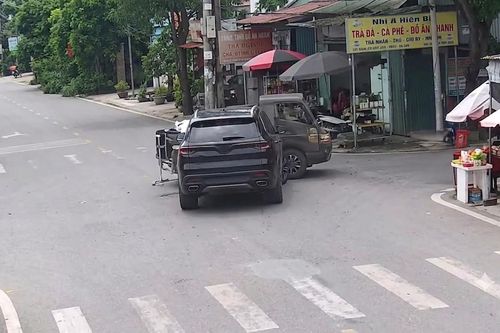 Lao qua ngã tư không giảm tốc, ô tô con hất văng xe tải