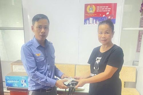 Tổ tàu SE3 trao trả tài sản và giấy tờ cho hành khách bỏ quên trên tàu