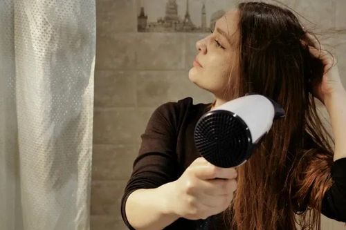 Máy sấy tóc là 'cứu tinh' hay 'thủ phạm' khiến tóc gãy rụng?