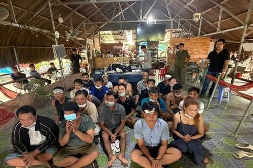 Công an TPHCM: Bắt nhóm cá cược đá gà có tàng trữ 'hàng nóng'