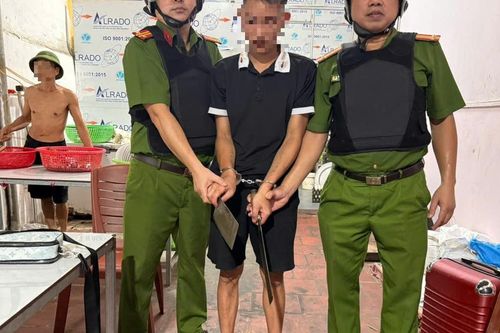 Mâu thuẫn tại quán cơm, nam thanh niên 18 tuổi lấy 2 con dao đe dọa người khác