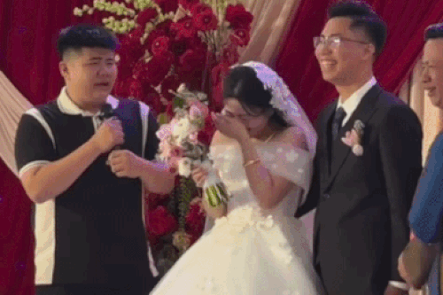 Em trai 'khóc như mưa' khiến cô dâu bật cười trong đám cưới