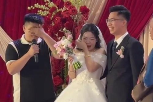 Em trai khóc nấc trong lễ cưới, chúc chị sống lâu trăm tuổi