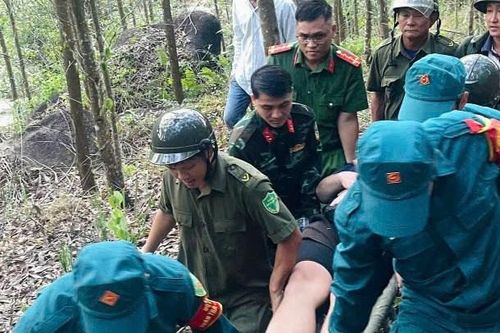 Công an cùng người dân băng rừng, giải cứu du khách người Đức gặp nạn