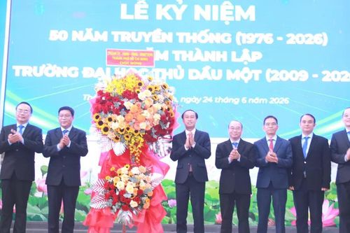 Đại học Thủ Dầu Một đón nhận Cờ truyền thống của UBND TPHCM