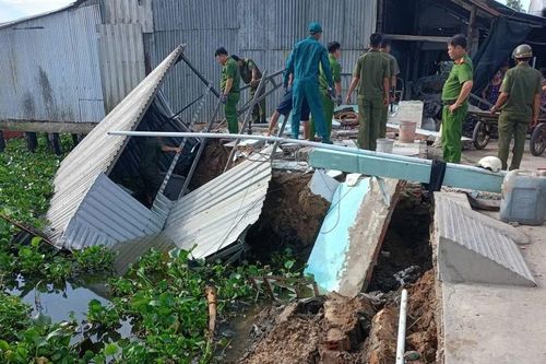 Sạt lở cuốn trôi 3 căn nhà xuống sông, thiệt hại hơn 1,7 tỷ đồng