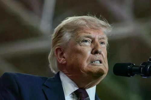 Tổng thống Mỹ Trump nổi giận vì giá xăng giảm chậm hơn giá dầu