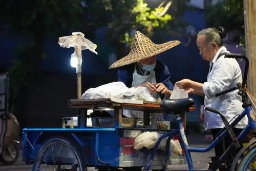 Cụ ông 92 tuổi bán bánh gần 2.000 đồng suốt 2 thập kỷ, quyết không tăng giá