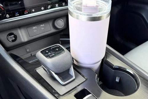 Rãnh nhỏ giữa hai hộc để cốc trên ô tô thực chất có tác dụng gì?