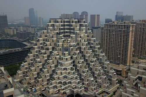 Chung cư 18 tầng hình kim tự tháp gây choáng ngợp, trở thành điểm du lịch nổi tiếng