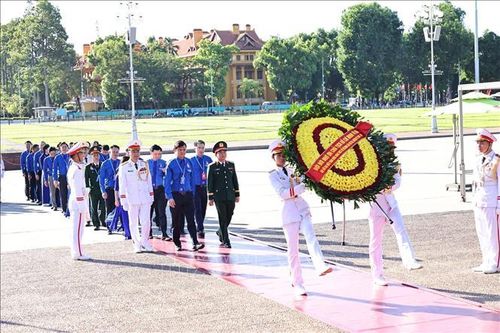 Đại biểu dự Đại hội Đoàn TNCS Hồ Chí Minh toàn quốc lần thứ XIII báo công dâng Bác