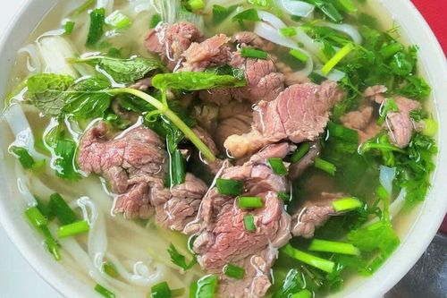 Một tô phở buổi sáng cung cấp bao nhiêu calo cho cơ thể?