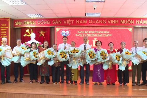 Đảng ủy phường Hạc Thành trao Huy hiệu Đảng tặng 318 đảng viên