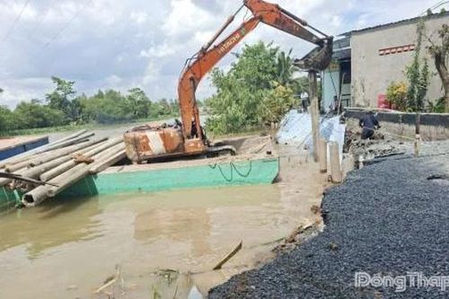 Đồng Tháp: Khẩn trương khắc phục tạm điểm sạt lở đường bờ Tây sông Cổ Cò