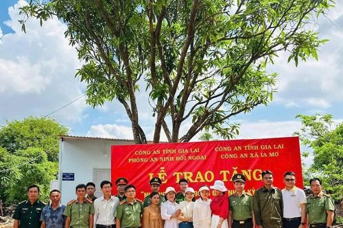 Trao Nhà Nghĩa tình đồng đội cho lực lượng an ninh, trật tự ở cơ sở vùng biên