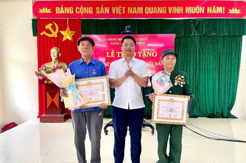 Trao tặng huy hiệu 30 - 40 năm tuổi Đảng