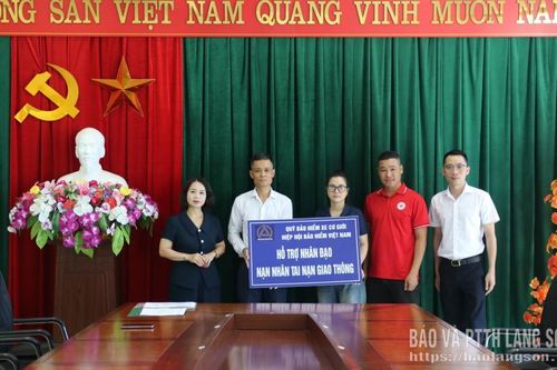 Trao hỗ trợ nhân đạo cho gia đình nạn nhân tử vong do tai nạn giao thông