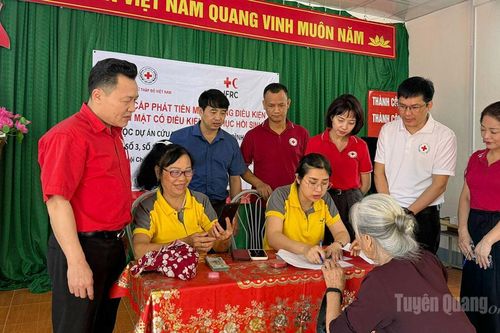 Nhịp cầu nhân ái sau bão lũ