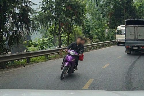 Vượt xe ở khúc cua, xe máy lấn làn tông trực diện ô tô trên đèo