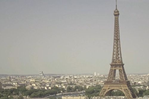 Pháp rút ngắn thời gian tham quan tháp Eiffel do nắng nóng