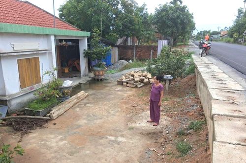 Nâng cấp Quốc lộ 14E, dân khốn khổ vì nhà cửa 'lọt thỏm'