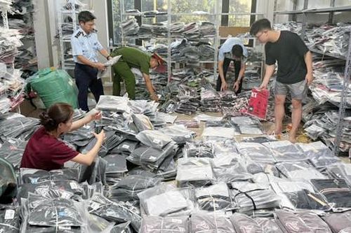 Hà Nội phát hiện 2.575 sản phẩm thời trang giả mạo nhãn hiệu nổi tiếng