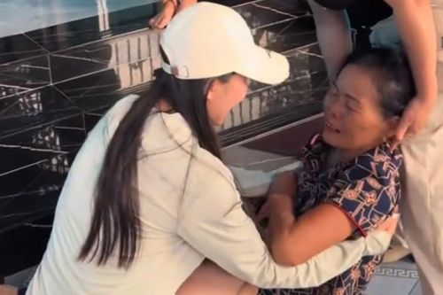 Mẹ bật khóc khi gặp lại con gái về nước sau 3 năm xa cách