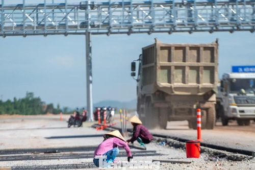 Công nhân căng mình ứng phó trước thời tiết nắng nóng như đổ lửa