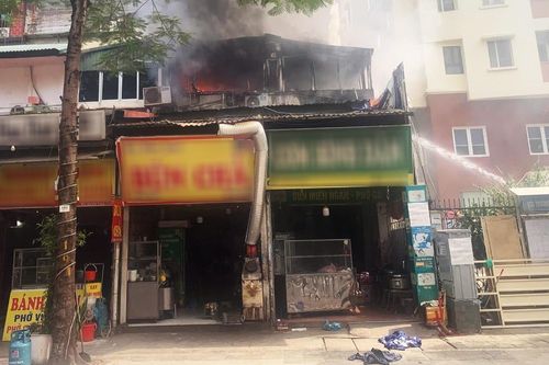 Hà Nội: Cháy quán ăn trên đường Đội Cấn