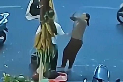 Xác minh vụ người phụ nữ bị xô ngã bất tỉnh sau khi nhắc đỗ xe