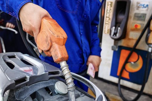 Giá xăng giảm 5 kỳ liên tiếp, xăng E5 và E10 về dưới 20 nghìn đồng/lít