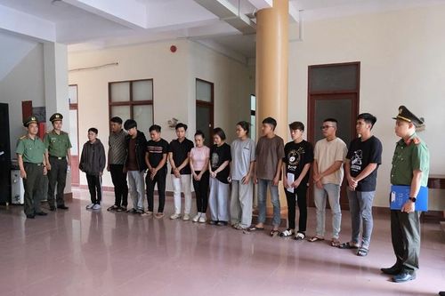 Khởi tố 12 bị can mua bán trái phép tài khoản ngân hàng