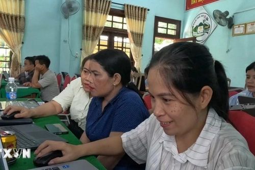 Đà Nẵng: Cán bộ, giáo viên băng rừng, lội suối đến lớp học AI