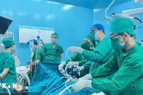 Dùng camera nội soi phẫu thuật một lần thoát vị bẹn cả hai bên