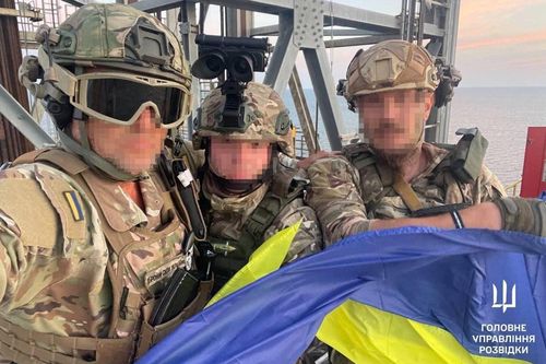 Ukraine tuyên bố cắm cờ ở một vị trí chiến lược quan trọng ở Biển Đen sau khi quân Nga rút lui