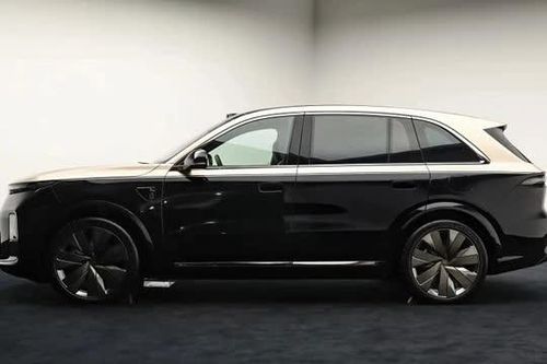 SUV hạng sang cỡ lớn, công suất 443 mã lực, giá gần 1,4 tỷ đồng