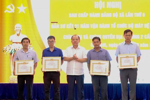 Phó Chủ tịch Thường trực UBND tỉnh An Giang Nguyễn Thanh Phong dự hội nghị Đảng ủy xã Chợ Mới