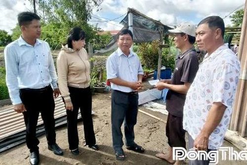 Lãnh đạo xã Long Bình thăm, tặng quà các hộ dân bị ảnh hưởng bởi dông lốc