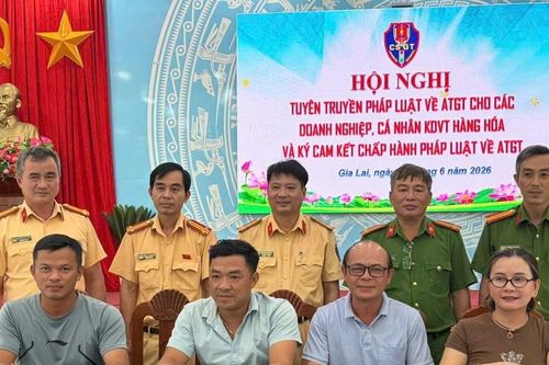 100 doanh nghiệp, cá nhân ký cam kết chấp hành trật tự, an toàn giao thông