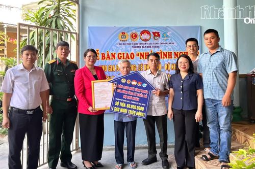 Bàn giao nhà tình nghĩa cho hộ có hoàn cảnh khó khăn ở phường Tây Nha Trang