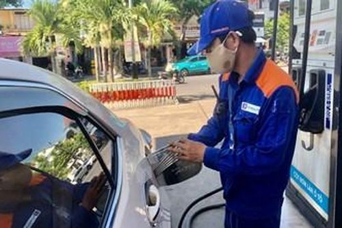 Giá xăng giảm về dưới 20.000 đồng/lít