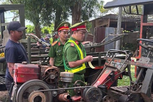 Gia Lai: Dán phản quang xe công nông tại nhiều địa phương nhằm giảm thiểu TNGT