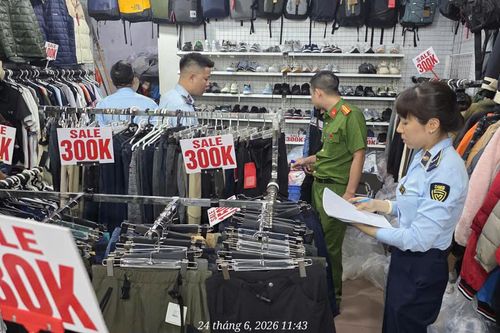 Hà Nội: Tạm giữ hơn 2.600 sản phẩm thời trang có dấu hiệu giả mạo nhãn hiệu The North Face, Nike, Adidas