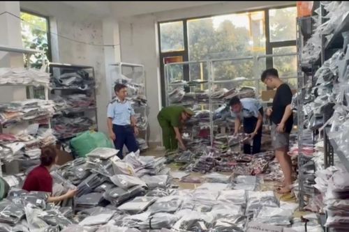 Phát hiện hơn 2.500 sản phẩm quần áo giả mạo thương hiệu tại Hà Nội