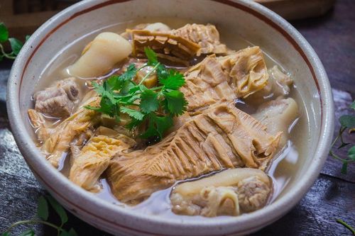 Ngâm măng khô đừng chỉ dùng nước lã: Nên dùng thứ nước này giúp măng mềm nhanh, sáng màu