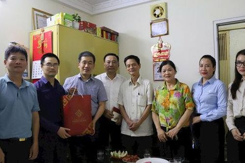 Phường Cửa Nam thăm, tặng quà trẻ em có hoàn cảnh đặc biệt khó khăn