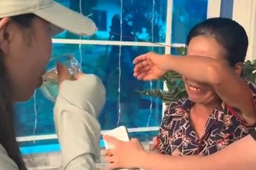 Con gái bất ngờ từ Nhật trở về sau 3 năm xa nhà, phản ứng của người mẹ khiến ai cũng xúc động