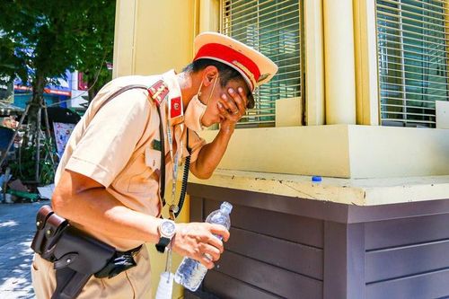 Hà Nội nóng như chảo lửa và cách người dân vật lộn với nắng nóng cực đoan