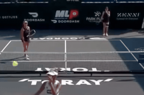 Bảng LED 9 m đổ sập vào VĐV tại giải pickleball Mỹ