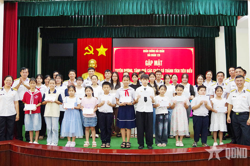 Hải đoàn 129 tuyên dương, tặng quà học sinh có thành tích tiêu biểu